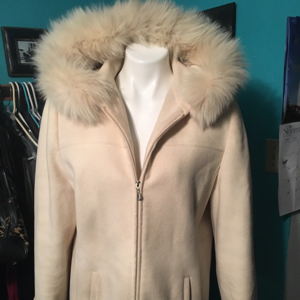 Beautiful Mackintosh winter white wool coat with genuine fox fur-L